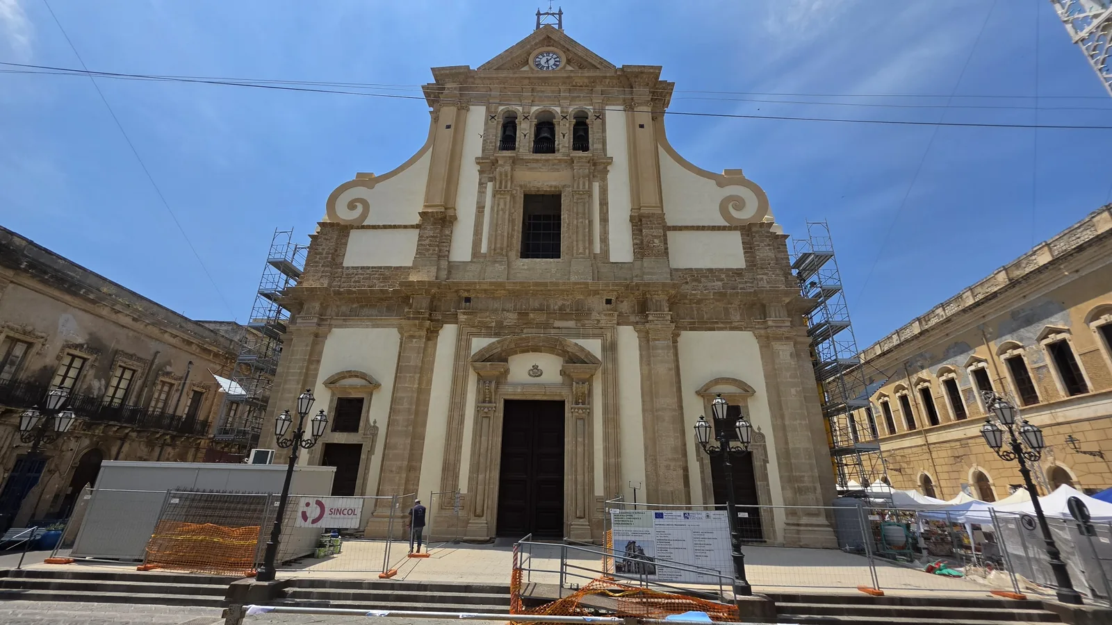 La facciata restaurata della Chiesa Madre di Augusta