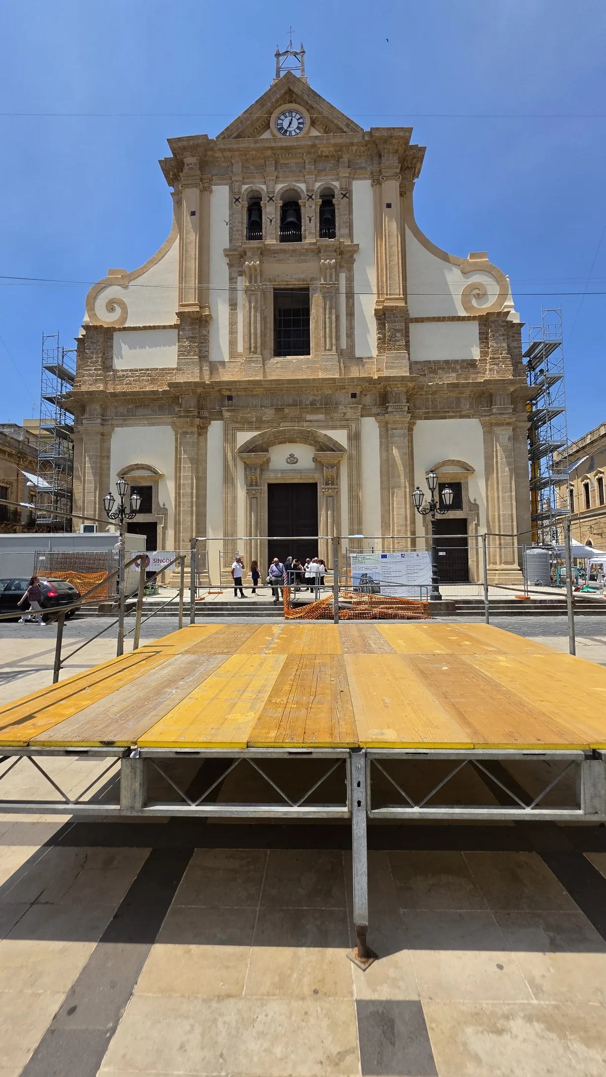 La chiesa restituita alla piazza, con il sagrato liberato dai ponteggi