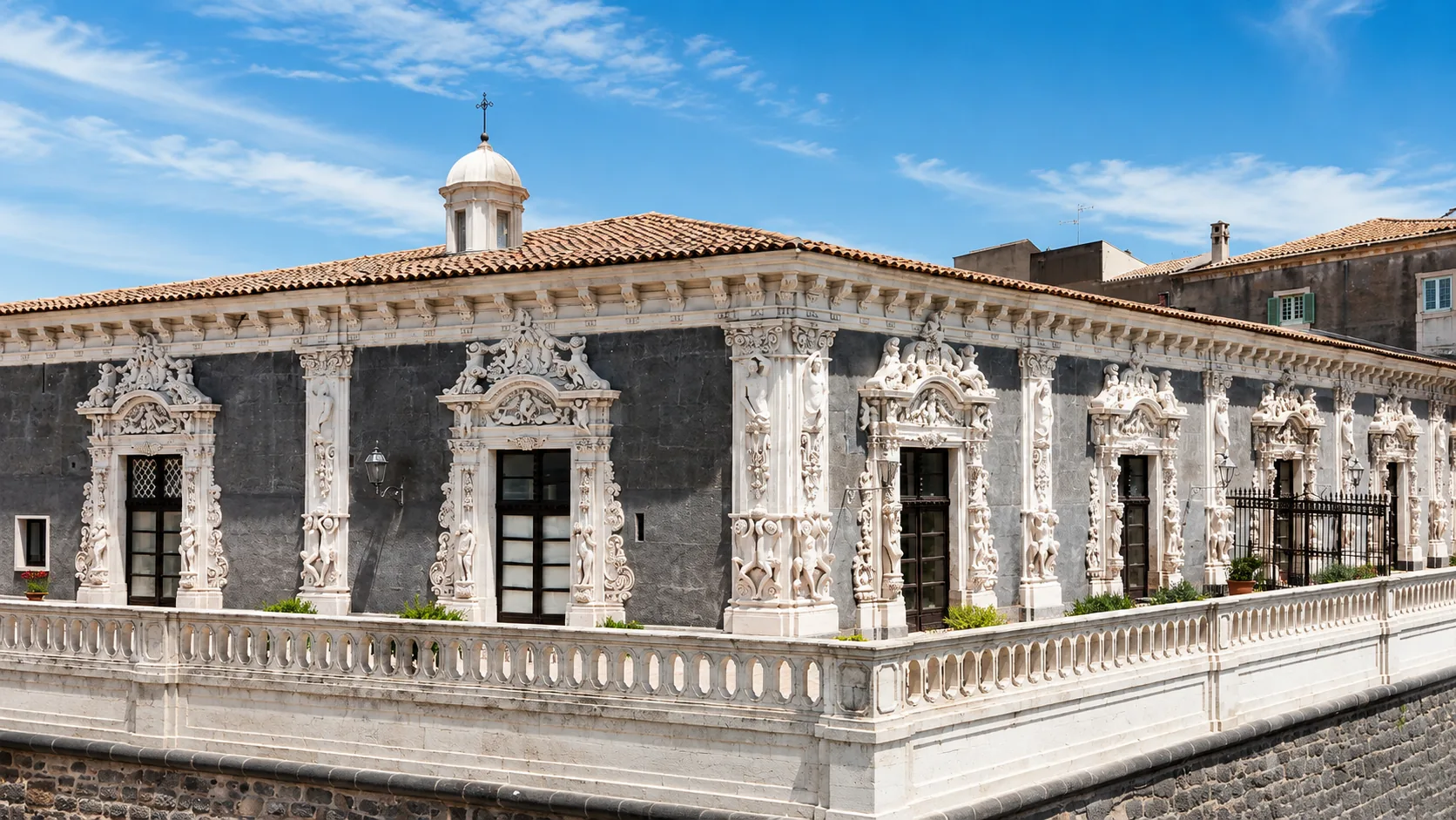 Chiesa storica con paesaggio siciliano