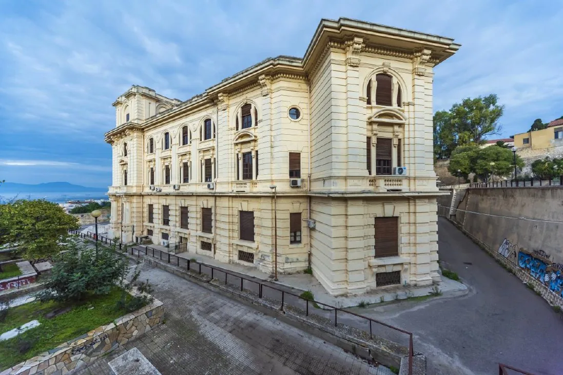 Palazzo delle Scienze, prospetto laterale su via Ospedale
