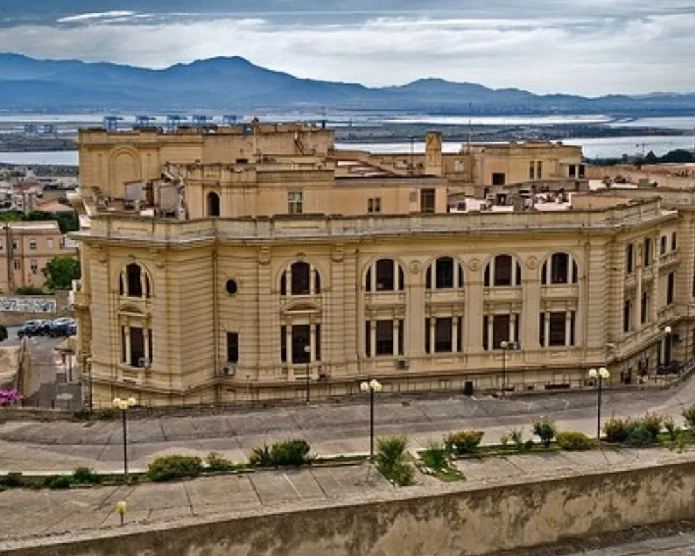 Palazzo delle Scienze e il golfo di Cagliari