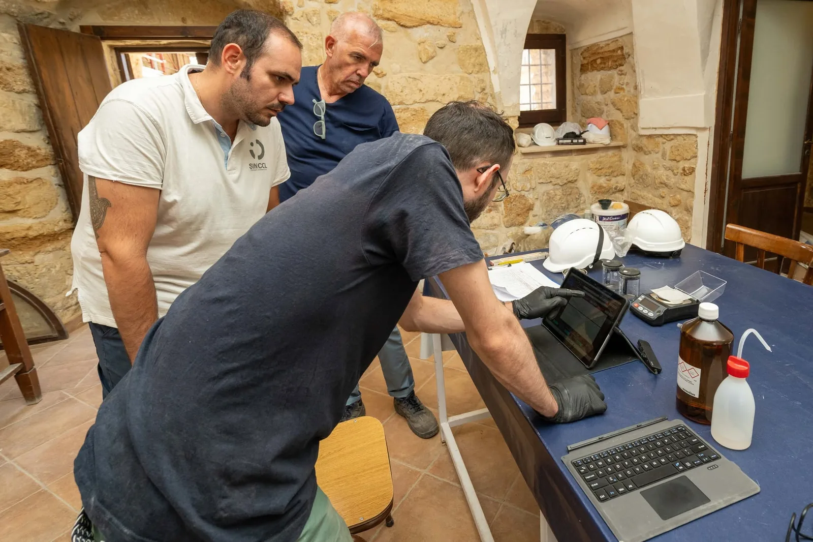 Banco di analisi allestito in cantiere
