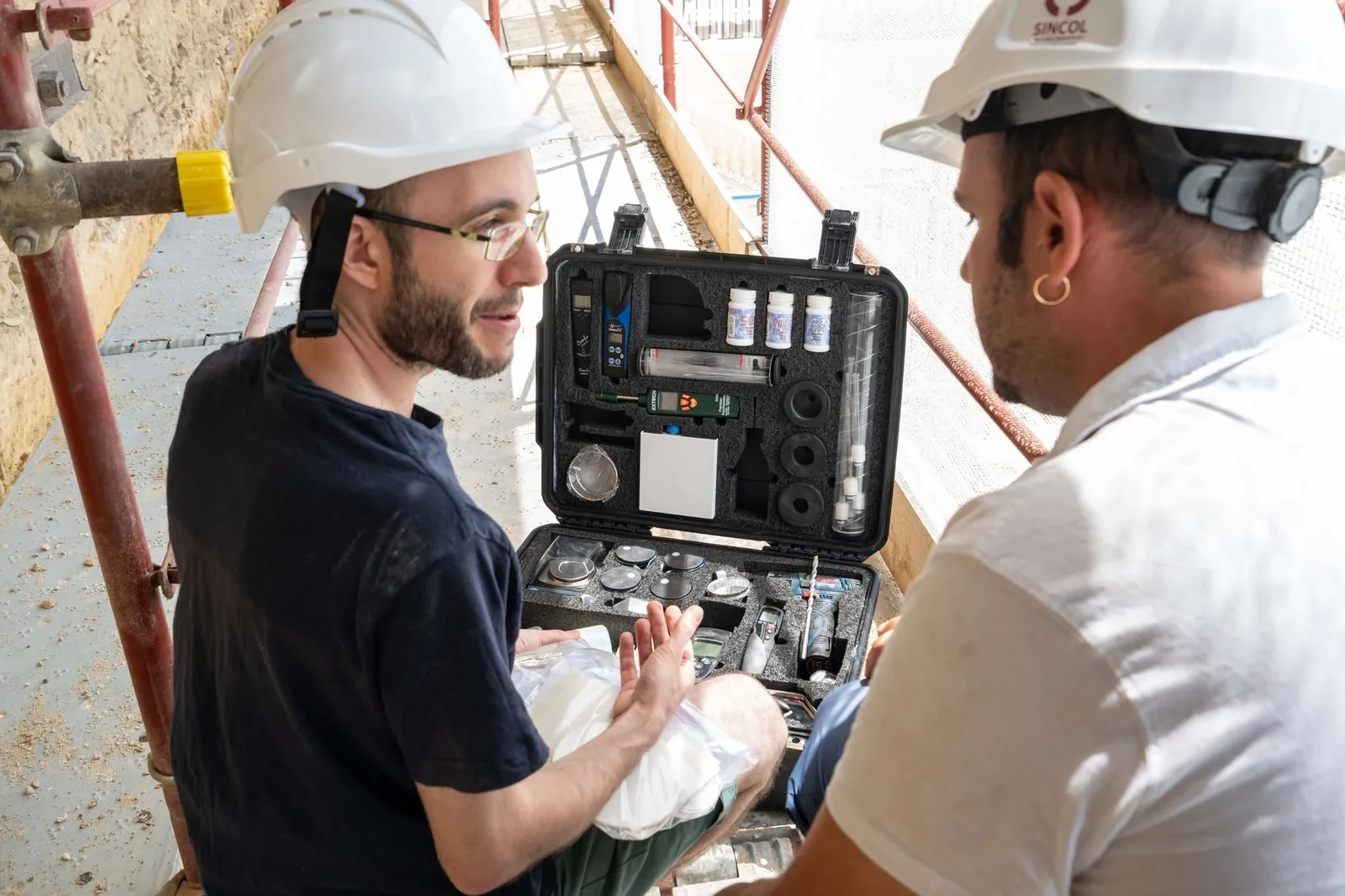 La valigetta strumenti del laboratorio mobile SINCOL aperta sul ponteggio